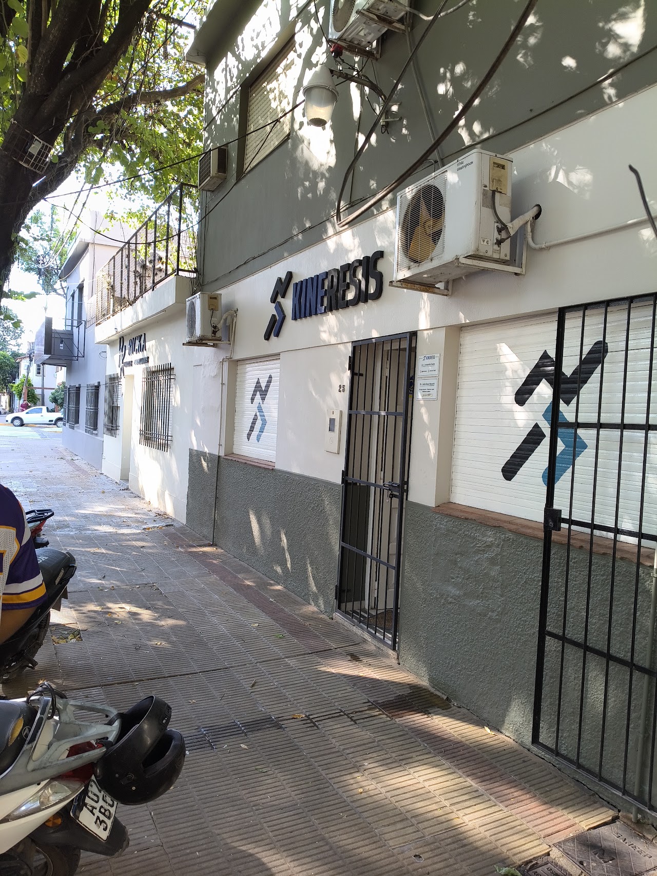 Fachada de Kineresis, consultorio de kinesiología en Resistencia